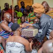 Kojo Antwi presents his new book to Otumfuo and Asantehemaa
