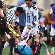 Argentinas Leandro Paredes (centre) clashes with Spain midfielder Gavi after the World Cup final. -  Charly Triballeau, AFP