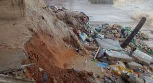 Tidal wave collapses 13 houses inMoree; manyrenderedhomeless