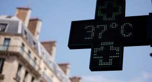 A pharmacy sign displays a temperature of 37 degrees Celsius as temperatures rise in Paris during a second heatwave affecting a large part of France, June 19, 2026. -  Alice Sacco, Reuters