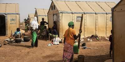 Displaced women prepare food in the Kaya camp, 100 kms North of Ouagadougou, Burkina Faso. - AP - Sophie Garcia