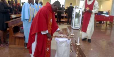 Catholics observe the Lord’s Passion on Good Friday