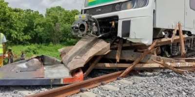 Trainwreck Politics: Asomdwekroms Dramatic Collision