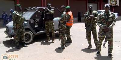 Security personnel stand guard following an attack at the airport and military airbase in Nigers capital, 18 June. - via REUTERS - ORTN
