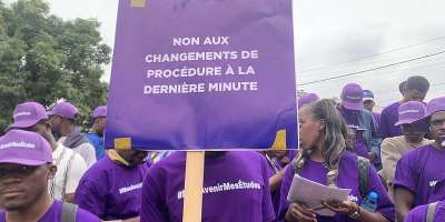 A Cameroonian student holds a placard to protest against the tightening of visa issuance conditions for students admitted to universities in France, in Yaound, on 14 July, 2016. - RFI / Emmanuel Jules Ntap