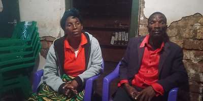 HIV advocates Maria Zuze, to the left, and Jusaab Mulamba, 50 captured inside Thunga AIDS Support NGO. -  RFI/ Charles Pensulo
