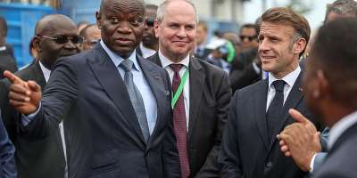 Gabons President Brice Oligui Nguema (2nd L) alongside Paulo Castellari (C), head of French metallurgical group Eramet, and Frances Emmanuel Macron in Libreville, 24 November, 2025. - AFP - LUDOVIC MARIN