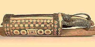 Djidji Aykw, Cte d’Ivoire, talking drum, seized by the French in 1916 and kept in various museums