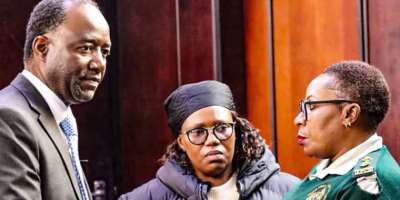 Zimbabwe Independent editor Faith Zaba, center, with her lawyer, Chris Mhike, left, speak to an officer at Zaba’s appearance at the Harare Magistrates Court earlier today. (Photo: Lovejoy Mutongwiza)