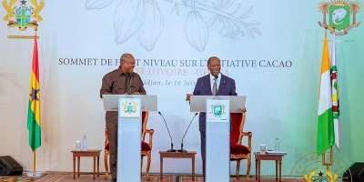 Ghanaian President John Dramani Mahama (left) and Ivorian President Alassane Quattara (right) speaking at the recent  bilateral summit. -  Presidency of Ghana