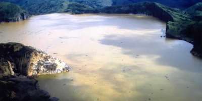 Aerial view of the crater Nyos lake in Cameroon. - Wikipedia/Domaine public