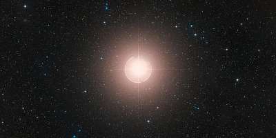 A colour composite of Betelgeuse made from exposures from the Digitized Sky Survey 2 by the European Southern Observatory. -  ESO/Digitized Sky Survey 2. Acknowledgment: Davide De Martin.