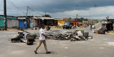 Barricades on a street following an election protest in Libreville, Gabon, on 1 September 2016. - Joel Bouopda / AP
