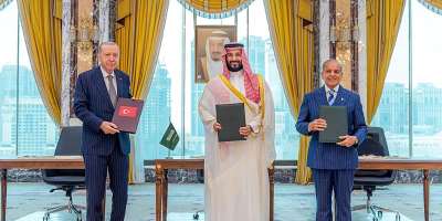 Turkish President Tayyip Erdogan, Saudi Crown Prince Mohammed bin Salman and Pakistans Prime Minister Shehbaz Sharif pose after signing a joint defence agreement in Mecca, Saudi Arabia, on August 7, 2026. -  Saudi Press Agency, via Reuters