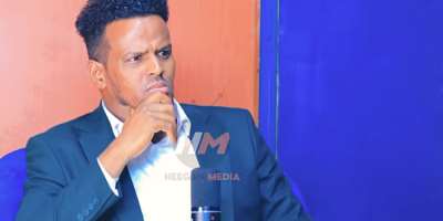 Journalist Abdiqani Hussein Abokor, also known as Baylood, interviewing the poet Ismail Yusuf Abdi, who recited a poem warning that Somaliland President Abdirahman Mohamed Abdillahi risked being cursed. The journalist and poet were then detained. (Screenshot: Heegan Media TV/YouTube)
