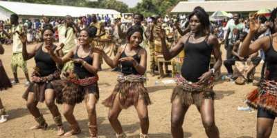Dancers of the National Ballet practise traditional dances of the ethnic groups of the Central African Republic.  By PATRICK MEINHARDT (AFP)