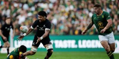 New Zealand captain Ardie Savea (L) passes the ball during the first Test against South Africa in Johannesburg..  By PHILL MAGAKOE (AFP)