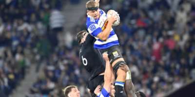 Stormers South African lock Connor Evans gets hold of the ball against New Zealands flanker Simon Parker in Cape Town.  By Rodger Bosch (AFP)