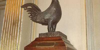 The Benin Cockerel above was looted by the British invasion army in 1897 during their notorious Punitive Expedition in which they stole over 3500 Benin artefacts from the palace of the Oba of Benin.