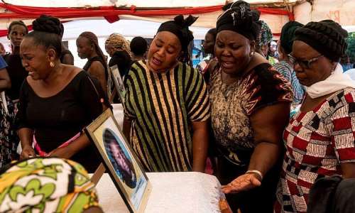Relatives mourn during the funeral of four members of one family who died in the Shakahola massacre, in Malindi, Kenya, 5 April 2024. -  Fredrik Lerneryd / AFP