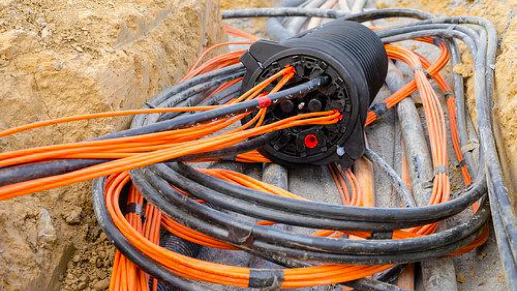 Double fibre cuts disrupt Telecel services