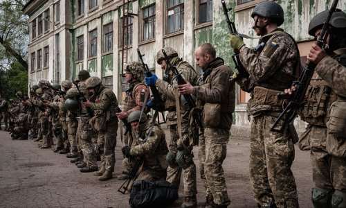 Ukrainian soldiers unload their guns after fighting on the front line in eastern Ukraine. - Source: Photo by Yasuyoshi ChibaAFP via Getty Images