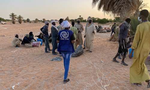 IOM staff provide food and non-food assistance to mine workers affected by the clashes in Northern Chad. Photo: IOM 2022