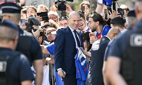 Zinedine Zidane with fans as he leaves a press conference at the French Football Federation headquarters in Paris, 28 July. -  AFP - Lou Benoist