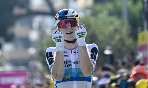 FDJ-SUEZs Dutch rider Demi Vollering celebrates as she crosses the finish line to win the 8th (out of 9) stage of the fifth edition of the Womens Tour de France cycling race, 171.9 km from Sisteron to Nice, in Nice, southeastern France on 8 August, 2026. - AFP - NICOLAS TUCAT