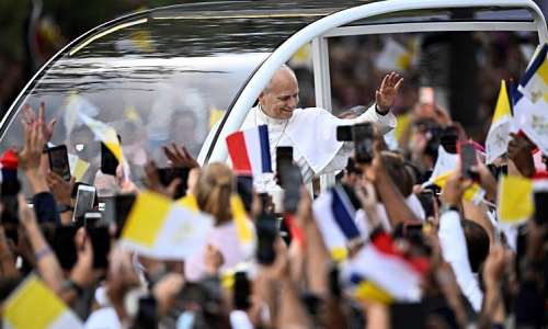 Pope Leo XIV waves to the crowd from the popemobile as he rides down the Champs-lyses avenue to arrive to celebrate an outdoor mass at Place de la Concorde, central Paris, on September 26, 2026. -  Julien de Rosa, AFP