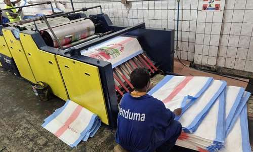 In Tanjombato, on the outskirts of Madagascars capital Antananarivo, the Enduma company has been manufacturing its hardy gony bags for 50 years. -  Sarah Ttaud / RFI