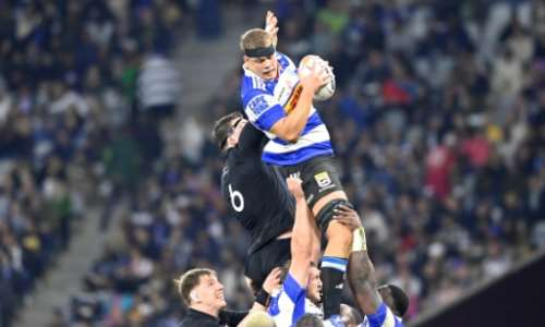 Stormers South African lock Connor Evans gets hold of the ball against New Zealands flanker Simon Parker in Cape Town.  By Rodger Bosch (AFP)