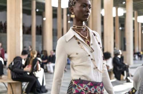 Glitz and the 70s as travelling fashion show in Africa