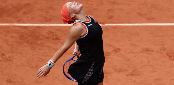 Shnaider beats Sabalenka at French Open to make semi-finals