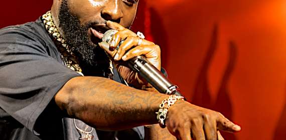 Dont Disrespect My Staff – Davido Warns Fan During UK Concert