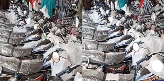 Abu Jinapor donates 100 motorbikes, pickup vehicle to Damongo constituency