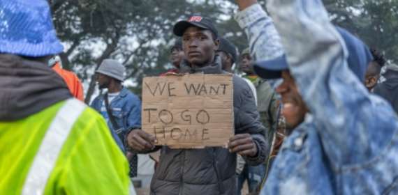 Thousands more head for South Africas borders