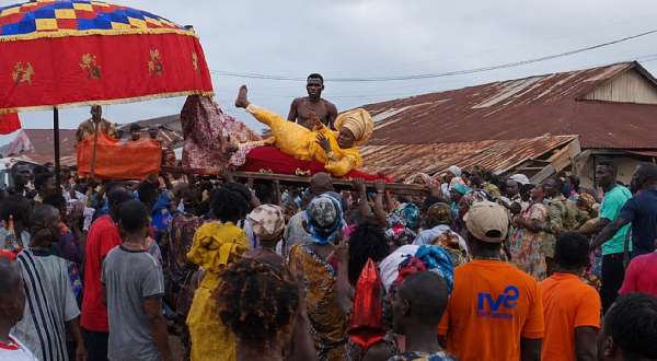Queen mother falls from palanquin during Mozama festival at Gomoa Tarkwa