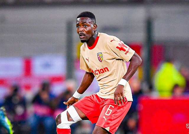Salis Abdul Samed mang lại sức mạnh cho tuyến giữa Sunderland - Tăng cường tất cả các khía cạnh lối chơi