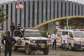 Des policiers montent la garde prs dun avion transportant des migrants expulss des tats-Unis,  laroport international Roberts de Harbel, prs de Monrovia, le 20 aot 2026 au Liberia.  By Matthew Jacobs (AFP)