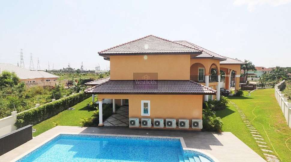 Luxurio 5 Bedroom House with Pool for s