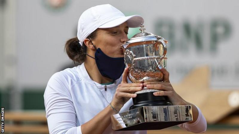 Iga Swiatek beats Sofia Kenin at French Open for first grand slam title
