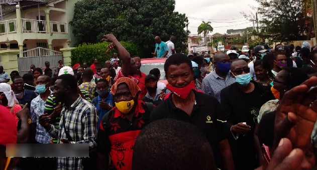 Gov't Is In Bed With NAM1 To Rob Us – Menzgold Customers As They Besiege Zylofon Media