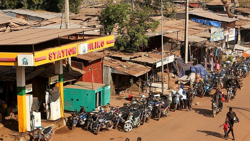 AU voices concern about Mali as as France urges citizens to leave