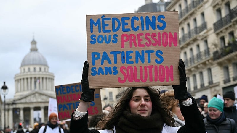 French doctors stage symbolic ‘exile’ to Brussels over health policy row