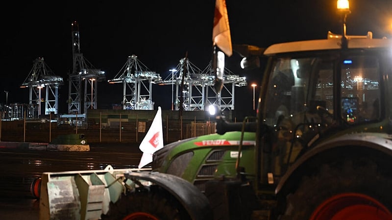 French farmers block roads and ports as EU prepares to sign Mercosur deal