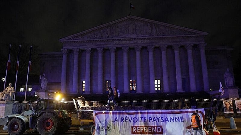 Hundreds of tractors roll into Paris as farmers protest EU-Mercosur trade deal