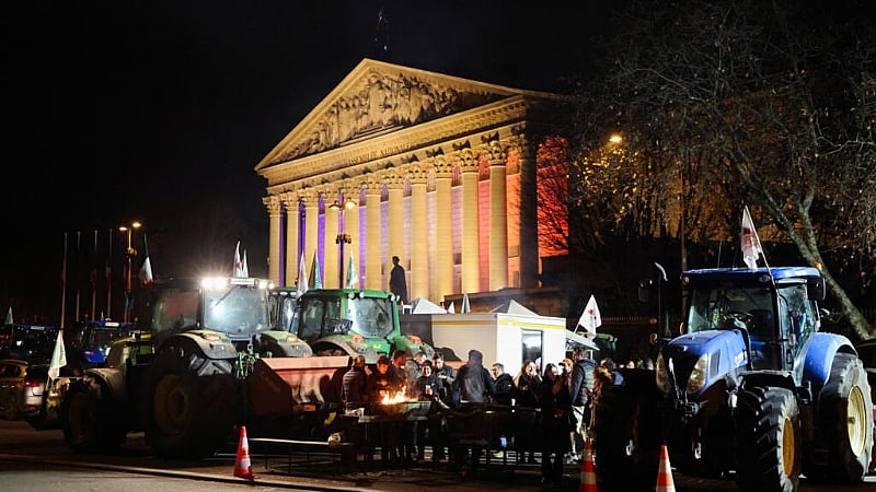 French farmers lift Paris blockade after government concessions