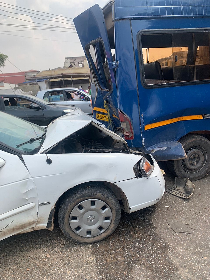 Saloon car fails brake, crashes into a sprinter bus at Circle