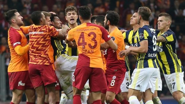 Andre Ayew Escapes An Over Galatasaray-Fenerbahce Brawl
